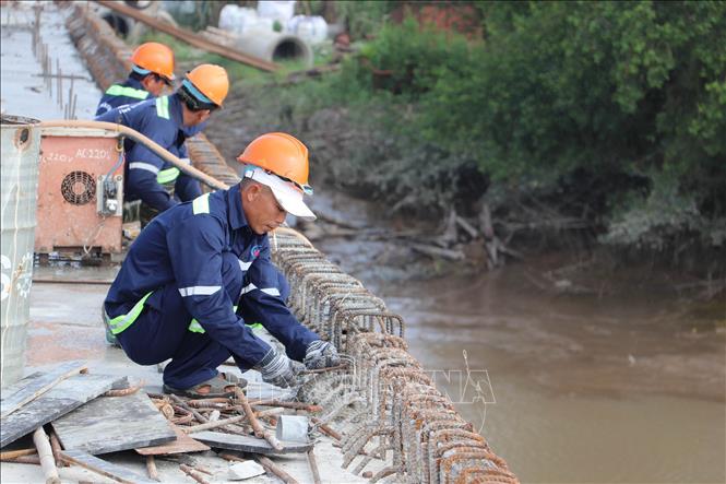Thi công cầu Tân Thạnh, huyện Tân Phú Đông, tỉnh Tiền Giang. Ảnh: Minh Trí – TTXVN