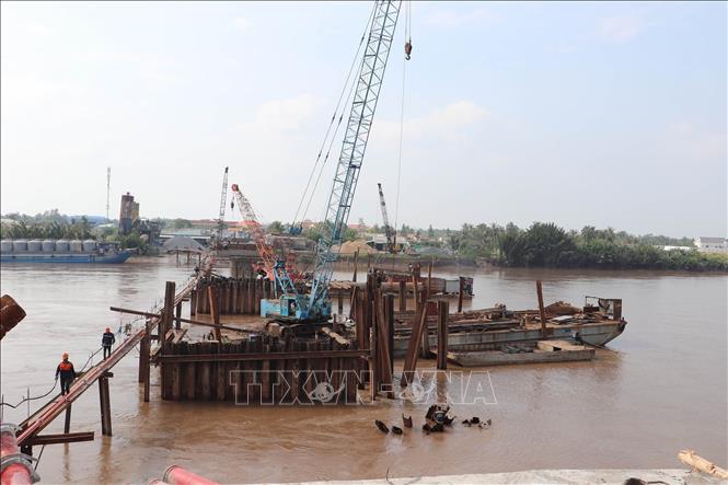 Thi công nhịp cầu phía bờ Nam. Ảnh: Minh Trí – TTXVN