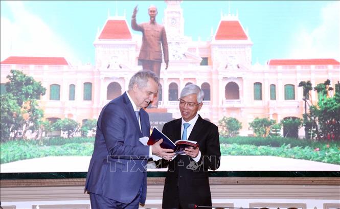 Phó Chủ tịch UBND Thành phố Hồ Chí Minh Võ Văn Hoan (phải) và ông Grigoriev Evgeny Dmitrievich (trái). Ảnh: Xuân Khu-TTXVN