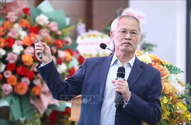 GS.TS Đào Văn Dũng, Trưởng Bộ môn Quảng lý bệnh viện (Khoa Y Trường Đại học Phenikaa) trình bày tham luận. Ảnh: Minh Đức – TTXVN