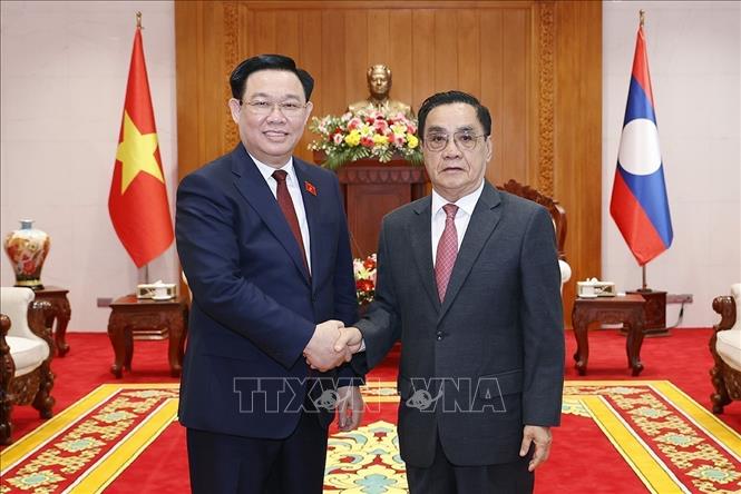 NA Chairman Vuong Dinh Hue meets Lao Prime Minister and former Chairman of the Lao National Assembly Thongsing Thammavong. VNA Photo: Doãn Tấn