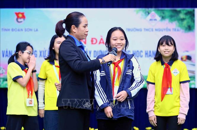 Học sinh Trường THCS Nguyễn Trãi, thành phố Sơn La sôi nổi giao lưu tại Diễn đàn. Ảnh: Quang Quyết-TTXVN