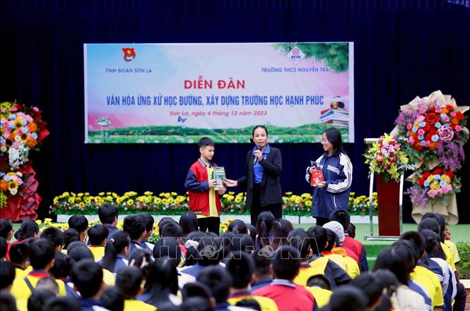 Học sinh Trường THCS Nguyễn Trãi, thành phố Sơn La sôi nổi giao lưu tại Diễn đàn. Ảnh: Quang Quyết-TTXVN