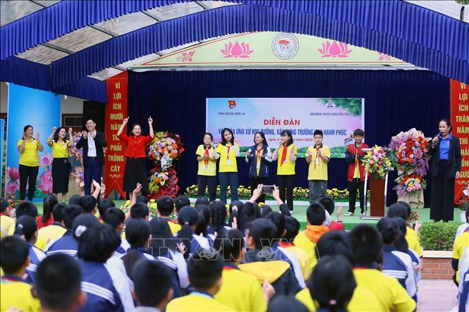 Thầy, cô giáo và học sinh Trường THCS Nguyễn Trãi, thành phố Sơn La sôi nổi tham gia giao lưu tại Diễn đàn. Ảnh: Quang Quyết-TTXVN