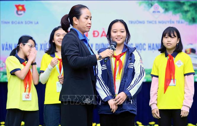 Học sinh Trường THCS Nguyễn Trãi, thành phố Sơn La sôi nổi giao lưu tại Diễn đàn. Ảnh: Quang Quyết-TTXVN