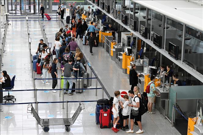 (Tư liệu) Hành khách xếp hàng chờ đợi tại sân bay Franz-Josef-Strauss ở Munich, Đức. Ảnh: AFP/TTXVN