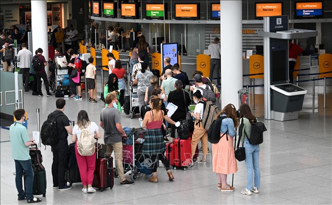 (Tư liệu) Hành khách xếp hàng chờ đợi tại sân bay Franz-Josef-Strauss ở Munich, Đức. Ảnh: AFP/TTXVN