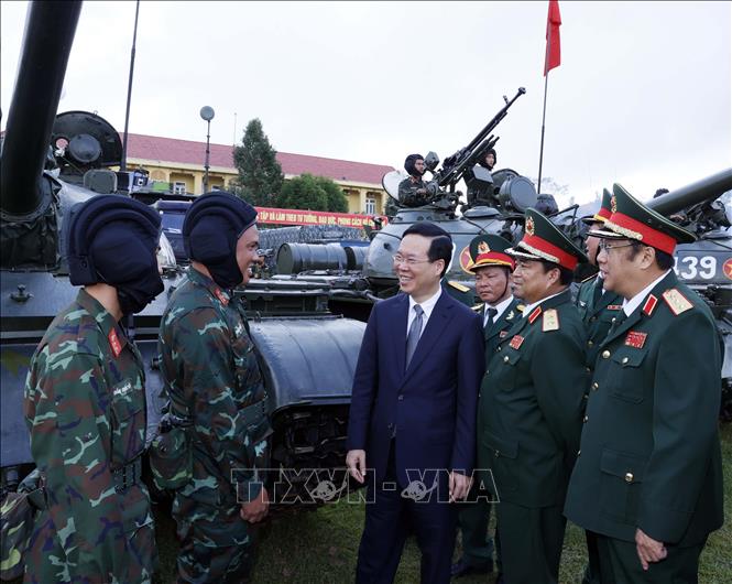Chủ tịch nước Võ Văn Thưởng thăm hỏi, động viên và kiểm tra công tác huấn luyện, sẵn sàng chiến đấu tại Lữ đoàn Tăng thiết giáp 574. Ảnh: Thống Nhất – TTXVN
