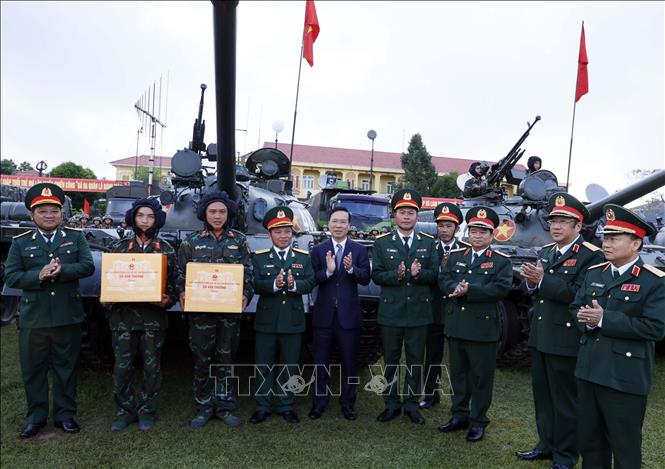 Chủ tịch nước Võ Văn Thưởng tặng quà cho cán bộ, chiến sĩ Lữ đoàn Tăng thiết giáp 574. Ảnh: Thống Nhất – TTXVN
