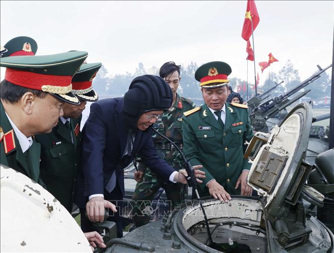 Chủ tịch nước Võ Văn Thưởng kiểm tra công tác huấn luyện, sẵn sàng chiến đấu của Lữ đoàn Tăng thiết giáp 574. Ảnh: Thống Nhất – TTXVN
