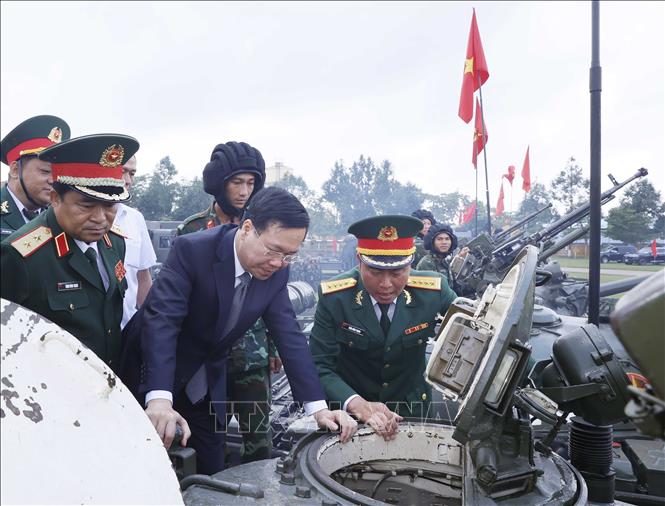 Chủ tịch nước Võ Văn Thưởng kiểm tra công tác huấn luyện, sẵn sàng chiến đấu của Lữ đoàn Tăng thiết giáp 574. Ảnh: Thống Nhất – TTXVN

