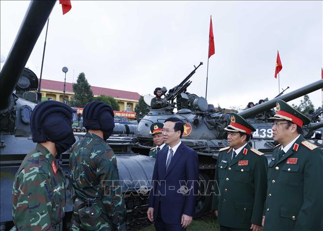 Chủ tịch nước Võ Văn Thưởng thăm hỏi, động viên và kiểm tra công tác huấn luyện, sẵn sàng chiến đấu tại Lữ đoàn Tăng thiết giáp 574. Ảnh: Thống Nhất – TTXVN