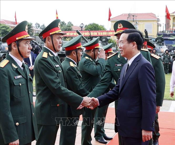 Chủ tịch nước Võ Văn Thưởng với cán bộ Lữ đoàn Tăng thiết giáp 574. Ảnh: Thống Nhất – TTXVN