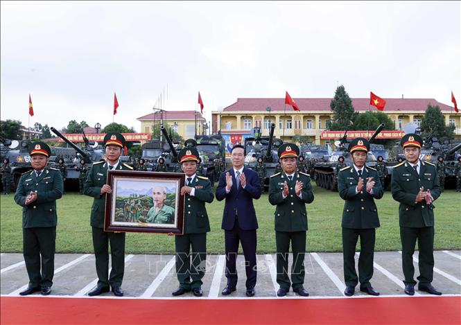 Chủ tịch nước Võ Văn Thưởng tặng chân dung Chủ tịch Hồ Chí Minh cho Lữ đoàn Tăng thiết giáp 574. Ảnh: Thống Nhất – TTXVN
