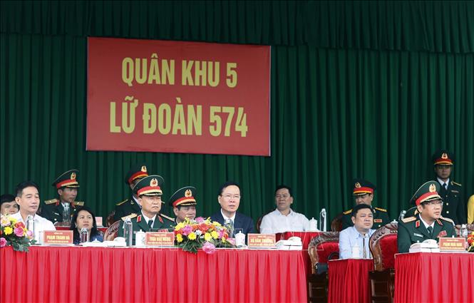 Chủ tịch nước Võ Văn Thưởng kiểm tra công tác huấn luyện, sẵn sàng chiến đấu của Lữ đoàn Tăng thiết giáp 574, Quân Khu 5. Ảnh: Thống Nhất – TTXVN
