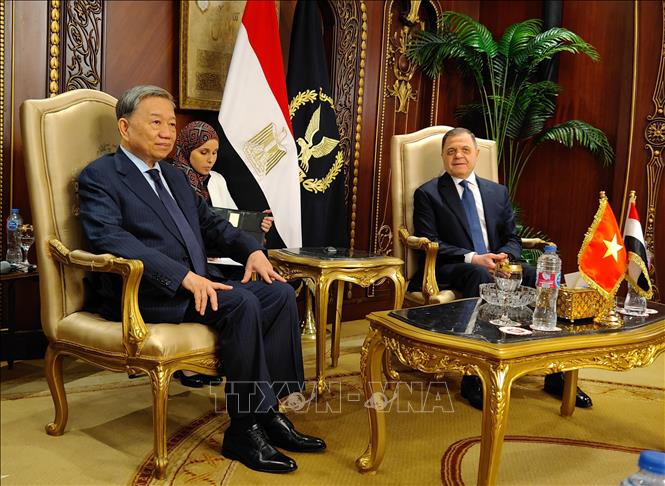 Minister of Public Security To Lam has a working session with Egyptian Minister of Interior Mahmoud Tawfik. VNA Photo: Nguyễn Trường 