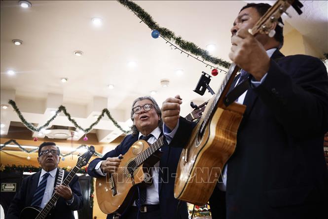 Các nghệ sĩ biểu diễn Bolero tại Mexico City, Mexico, ngày 4/11/2023. Ảnh: AFP/TTXVN