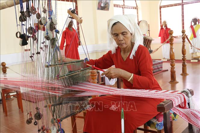 Nghệ nhân Đạt Thị Nam, thành viên Hợp tác xã dịch vụ, sản xuất, kinh doanh dệt thổ cẩm Mỹ Nghiệp tại thị trấn Phước Dân (Ninh Phước, Ninh Thuận) dệt vải thổ cẩm. Ảnh: Nguyễn Thành – TTXVN