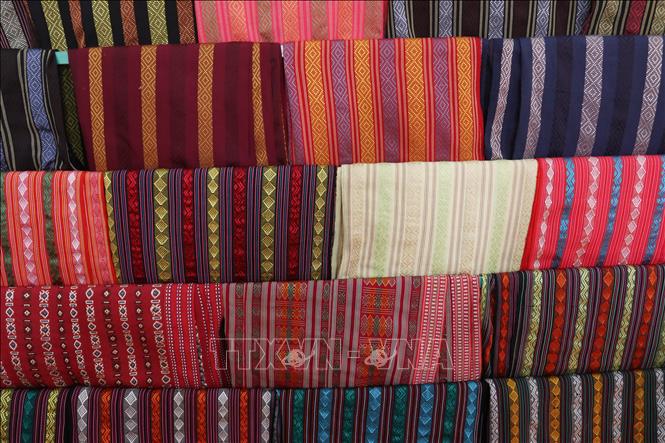 Sản phẩm thổ cẩm của đồng bào Chăm ở Ninh Thuận. Ảnh: Nguyễn Thành – TTXVN