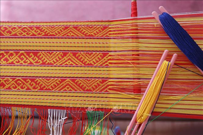 Traditional patterns of Cham ethnic slowly emerge through weaving process. VNA Photo: Nguyễn Thành