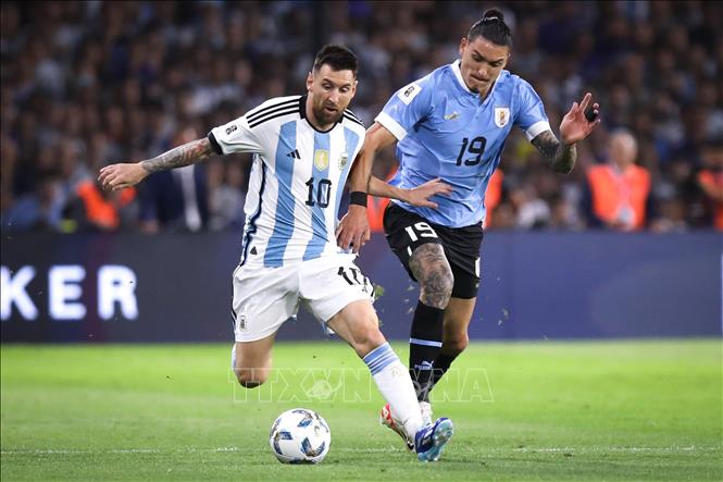 Lionel Messi (trái) của Argentina tranh bóng với cầu thủ Uruguay Darwin Nunes trong trận đấu tại Vòng loại World Cup 2026 ở Buenos Aires, Argentina, ngày 16/11/2023. Ảnh: THX/TTXVN