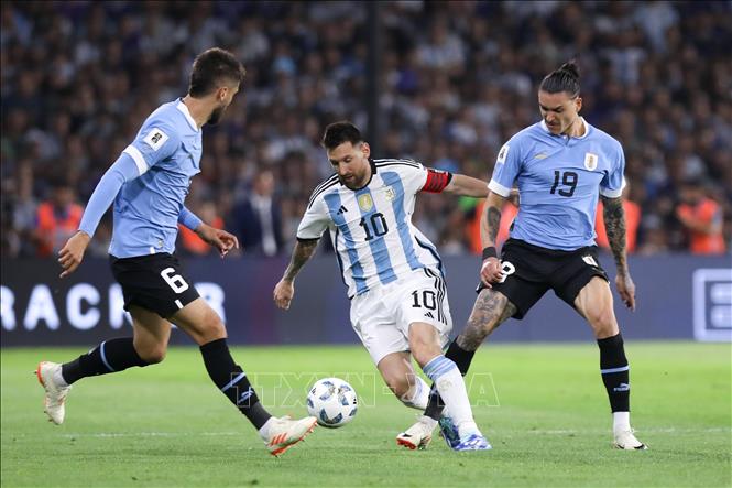 Lionel Messi (trái) trong trận Argentina gặp Uruguay tại Vòng loại World Cup 2026 ở Buenos Aires, ngày 16/11/2023. Ảnh: THX/TTXVN