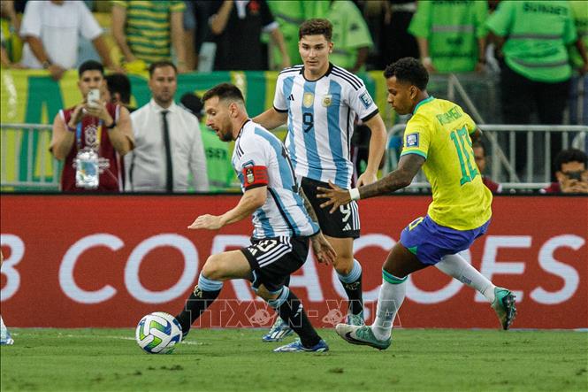 Lionel Messi (trái) trong trận Argentina gặp Brazil tại Vòng loại World Cup 2026 ở Rio de Janeiro, Brazil, ngày 21/11/2023. Ảnh: THX/TTXVN