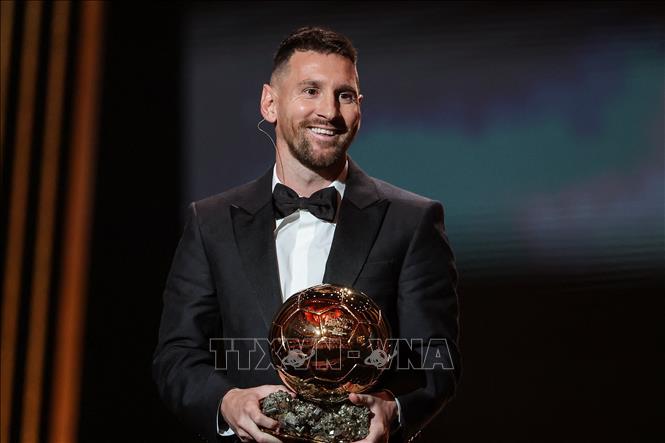 (Tư liệu) Siêu sao bóng đá người Argentina Lionel Messi được trao danh hiệu Quả bóng Vàng 2023, tại Paris, Pháp, ngày 30/10/2023. Ảnh: AFP/TTXVN