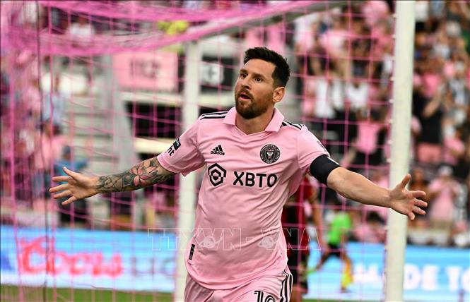 (Tư liệu) Tiền đạo Lionel Messi (giữa) ghi bàn thắng mở tỉ số trong trận CLB Inter Miami CF gặp Atlanta United FC trong khuôn khổ giải Cúp Liên đoàn ở Fort Lauderdale, Florida, Mỹ, ngày 25/7/2023. Ảnh: AFP/TTXVN