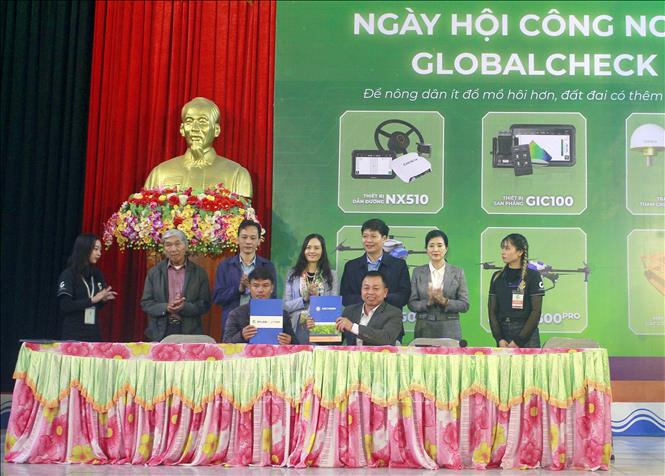 Các đối tác ký kết hợp đồng dịch vụ tại ngày hội. Ảnh: Thùy Dung - TTXVN