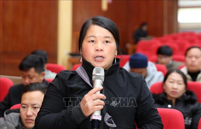 Cử tri huyện Bắc Hà đặt câu hỏi cho đoàn đại biểu quốc hội tỉnh Lào Cai. Ảnh: Quốc Khánh - TTXVN