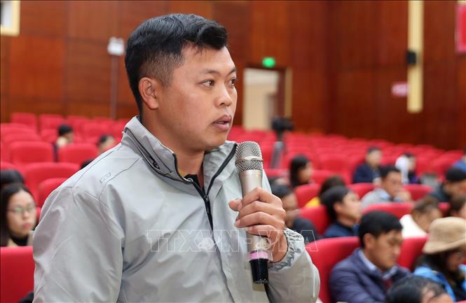 Cử tri huyện Bắc Hà đặt câu hỏi cho đoàn đại biểu quốc hội tỉnh Lào Cai. Ảnh: Quốc Khánh - TTXVN