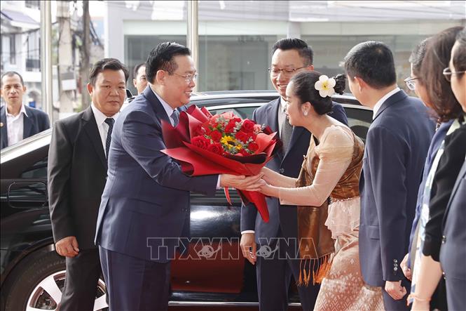 Chủ tịch Quốc hội Vương Đình Huệ đến thăm Công ty Star Telecom (Unitel). Ảnh: Doãn Tấn - TTXVN