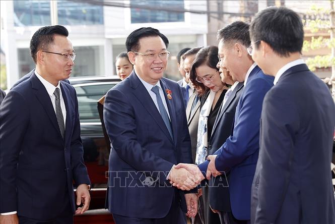 Chủ tịch Quốc hội Vương Đình Huệ với lãnh đạo Công ty Star Telecom (Unitel). Ảnh: Doãn Tấn - TTXVN