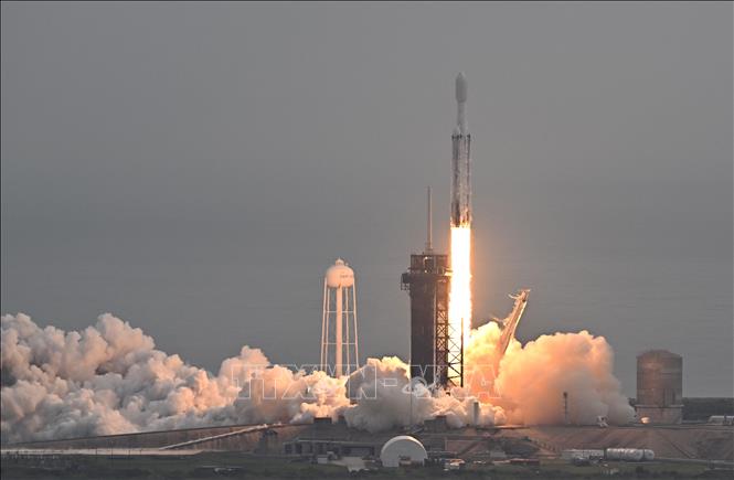 (Tư liệu) Tên lửa đẩy Falcon Heavy mang theo tàu vũ trụ khám phá tiểu hành tinh Psyche rời bệ phóng tại Trung tâm Vũ trụ Kennedy của NASA ở Cape Canaveral, bang Florida, Mỹ, ngày 13/10/2023. Ảnh: AFP/TTXVN