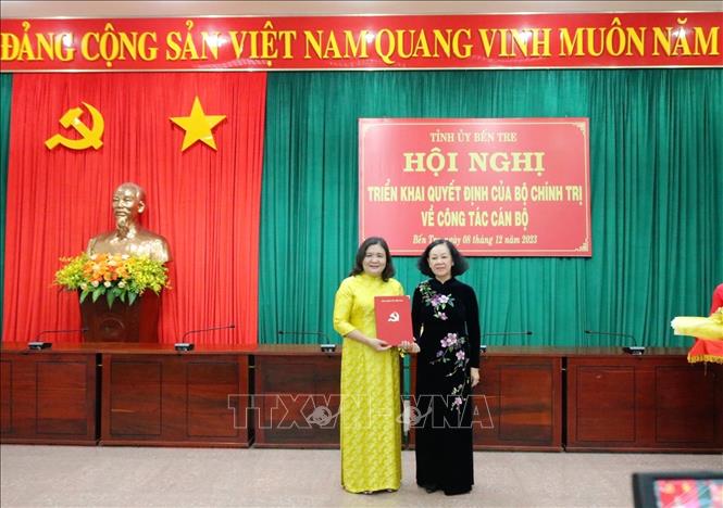 Đồng chí Trương Thị Mai trao quyết định cho đồng chí Hồ Thị Hoàng Yến. Ảnh: Chương Đài - TTXVN