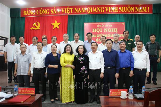 Đồng chí Trương Thị Mai chụp ảnh với Ban thường vụ Tỉnh ủy Bến Tre. Ảnh: Chương Đài - TTXVN