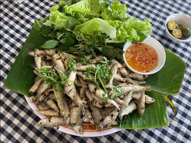 Cá linh chiên giòn - đặc sản mùa nước nổi vùng Đồng Tháp Mười. Ảnh: TTXVN phát