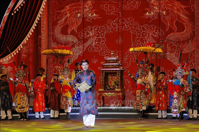 Nghệ nhân ưu tú Phan Minh Đức thể hiện tiết mục “Nói thơ Lục Vân Tiên”. Ảnh: Hồng Giang - TTXVN