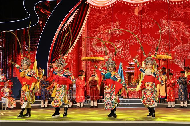 Tiết mục sân khấu hoá “Hội làng” do nhóm nghệ sĩ Nhà hát Nghệ thuật Hát bội và Ban Lễ truyền thống Lăng ông Lê Văn Duyệt trình diễn tại chương trình. Ảnh: Hồng Giang - TTXVN