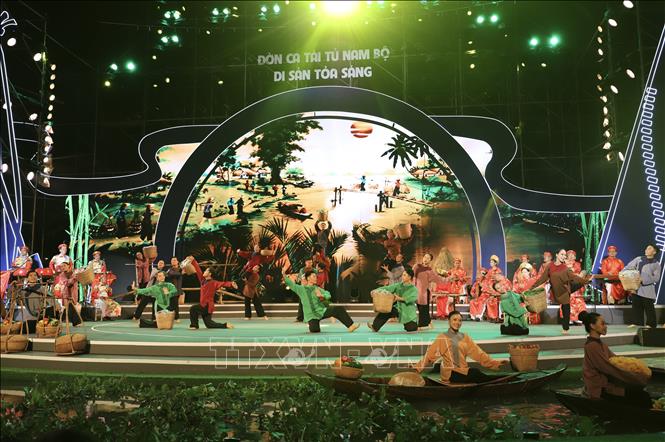 Đại cảnh nhạc múa “Âm sắc miền Nam” dưới phần trình bày của nhóm múa ABC và nhóm múa Mặt Trời. Ảnh: Hồng Giang – TTXVN