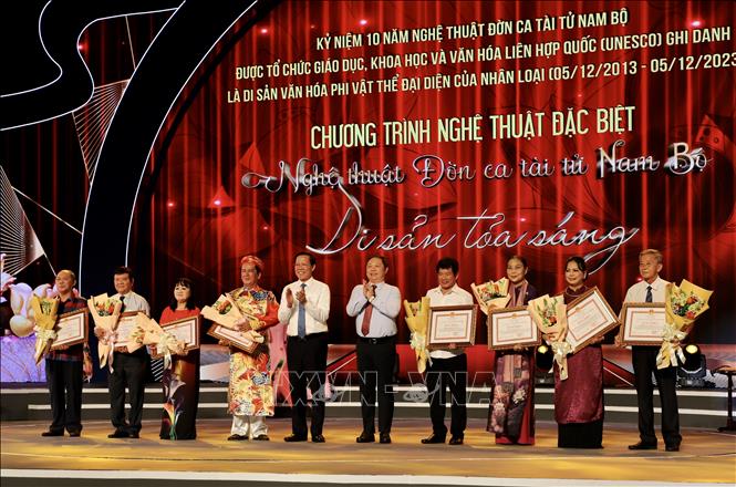 Lễ trao tặng bằng khen cho các cá nhân tích cực trong công tác bảo tồn và phát huy giá trị của Đờn ca tài tử Nam bộ. Ảnh: Hồng Giang - TTXVN