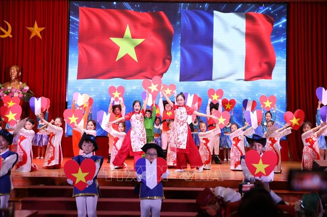 Tiết mục giao lưu văn nghệ tại chương trình. Ảnh: TTXVN phát