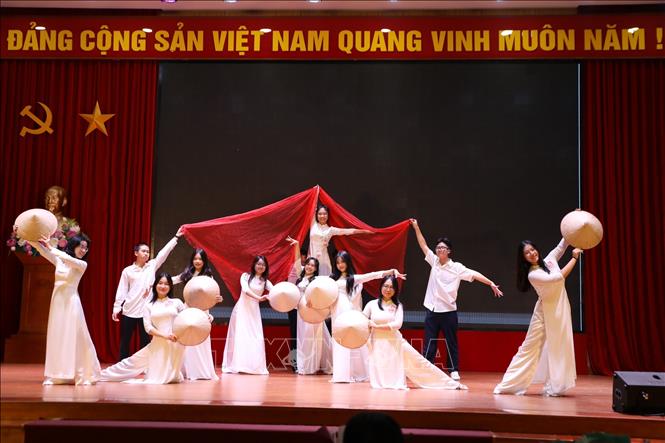 Tiết mục giao lưu văn nghệ tại chương trình. Ảnh: TTXVN phát