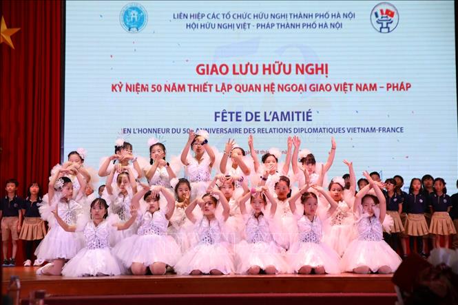 Tiết mục giao lưu văn nghệ tại chương trình. Ảnh: TTXVN phát