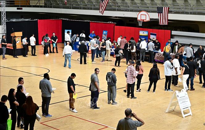 Người lao động xin việc tại hội chợ việc làm ở Los Angeles, bang California, Mỹ ngày 2/11/2023. Ảnh: AFP/TTXVN