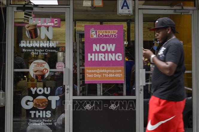 Biển báo tuyển người làm tại một cửa hàng ở New York City, Mỹ. Ảnh: AFP/TTXVN