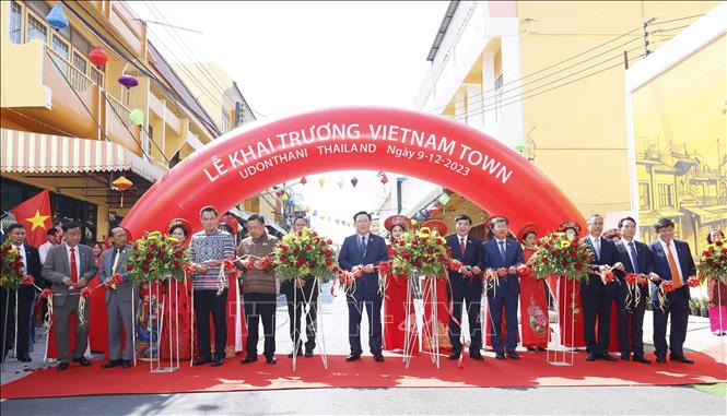 Chủ tịch Quốc hội Vương Đình Huệ và đại biểu cắt băng khai trương khu Viet Nam Town. Ảnh: Doãn Tấn – TTXVN