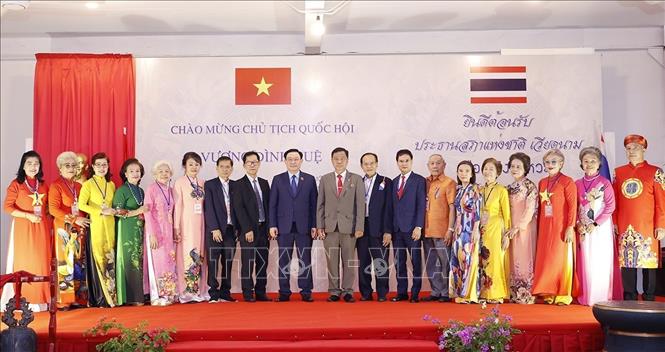 Chủ tịch Quốc hội Vương Đình Huệ với Lãnh đạo Tổng hội người Việt toàn Thái và Hội người Việt tại Udon Thani. Ảnh: Doãn Tấn – TTXVN