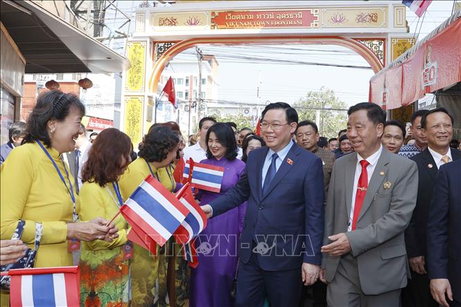 Chủ tịch Quốc hội Vương Đình Huệ với bà con người Việt tại Udon Thani. Ảnh: Doãn Tấn – TTXVN